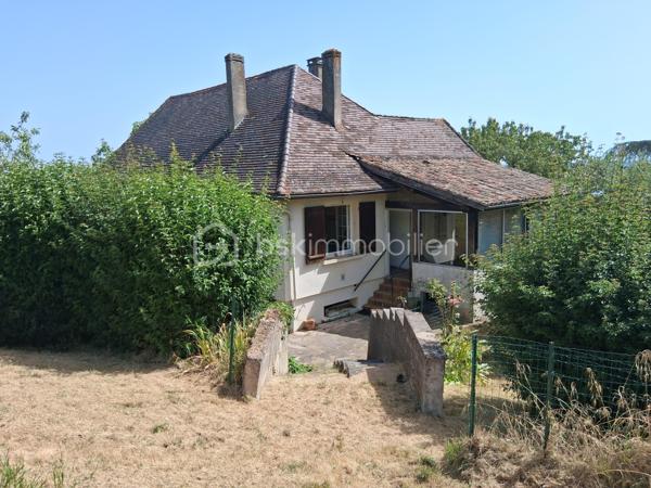 Située au cœur du village de Tombebœuf, cette maison de 150 m² habitables offre un beau potentiel pour les acquéreurs souhaitant personnaliser leur futur lieu de vie.

Elle comprend 4 chambres, dont une dans les combles aménagés, une véranda chauffée et isolée intégrée à la surface habitable, ainsi qu'une salle d’eau avec double vasque et 2 WC pour un meilleur confort au quotidien.

Une terrasse permet de profiter des extérieurs, avec un vaste terrain de 2 733 m² agrémenté de plusieurs arbres fruitiers, offrant un cadre verdoyant et de nombreuses possibilités d’aménagement.

La propriété dispose également de nombreux espaces annexes : garage d'environ 67 m², sous-sol de 26 m², deux dépendances de stockage et rangements sous la terrasse.

À proximité immédiate : école, pharmacie, médecin, tabac-presse, épicerie, boulangerie, poste, restaurant et golf de Tombebœuf.

Situation idéale :

Miramont-de-Guyenne : 13 km
Marmande : 26 km
Villeneuve-sur-Lot : 29 km

Les + :
✔ 150 m² habitables
✔ 4 chambres
✔ Salle d’eau double vasque + 2 WC
✔ Véranda chauffée et isolée
✔ Terrain de 2 733 m² avec arbres fruitiers
✔ Garage + dépendances + stockage
✔ Commodités accessibles à pied
✔ Golf à proximité
✔ Environnement calme
✔ Beau potentiel après rénovation

À découvrir sans tarder !