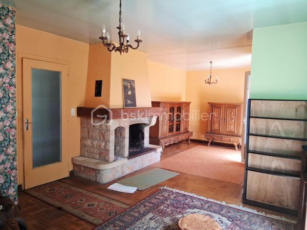 Située au cœur du village de Tombebœuf, cette maison de 150 m² habitables offre un beau potentiel pour les acquéreurs souhaitant personnaliser leur futur lieu de vie.

Elle comprend 4 chambres, dont une dans les combles aménagés, une véranda chauffée et isolée intégrée à la surface habitable, ainsi qu'une salle d’eau avec double vasque et 2 WC pour un meilleur confort au quotidien.

Une terrasse permet de profiter des extérieurs, avec un vaste terrain de 2 733 m² agrémenté de plusieurs arbres fruitiers, offrant un cadre verdoyant et de nombreuses possibilités d’aménagement.

La propriété dispose également de nombreux espaces annexes : garage d'environ 67 m², sous-sol de 26 m², deux dépendances de stockage et rangements sous la terrasse.

À proximité immédiate : école, pharmacie, médecin, tabac-presse, épicerie, boulangerie, poste, restaurant et golf de Tombebœuf.

Situation idéale :

Miramont-de-Guyenne : 13 km
Marmande : 26 km
Villeneuve-sur-Lot : 29 km

Les + :
✔ 150 m² habitables
✔ 4 chambres
✔ Salle d’eau double vasque + 2 WC
✔ Véranda chauffée et isolée
✔ Terrain de 2 733 m² avec arbres fruitiers
✔ Garage + dépendances + stockage
✔ Commodités accessibles à pied
✔ Golf à proximité
✔ Environnement calme
✔ Beau potentiel après rénovation

À découvrir sans tarder !