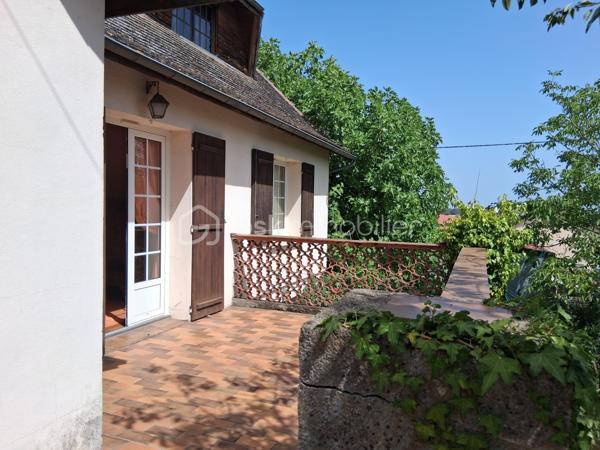 Située au cœur du village de Tombebœuf, cette maison de 150 m² habitables offre un beau potentiel pour les acquéreurs souhaitant personnaliser leur futur lieu de vie.

Elle comprend 4 chambres, dont une dans les combles aménagés, une véranda chauffée et isolée intégrée à la surface habitable, ainsi qu'une salle d’eau avec double vasque et 2 WC pour un meilleur confort au quotidien.

Une terrasse permet de profiter des extérieurs, avec un vaste terrain de 2 733 m² agrémenté de plusieurs arbres fruitiers, offrant un cadre verdoyant et de nombreuses possibilités d’aménagement.

La propriété dispose également de nombreux espaces annexes : garage d'environ 67 m², sous-sol de 26 m², deux dépendances de stockage et rangements sous la terrasse.

À proximité immédiate : école, pharmacie, médecin, tabac-presse, épicerie, boulangerie, poste, restaurant et golf de Tombebœuf.

Situation idéale :

Miramont-de-Guyenne : 13 km
Marmande : 26 km
Villeneuve-sur-Lot : 29 km

Les + :
✔ 150 m² habitables
✔ 4 chambres
✔ Salle d’eau double vasque + 2 WC
✔ Véranda chauffée et isolée
✔ Terrain de 2 733 m² avec arbres fruitiers
✔ Garage + dépendances + stockage
✔ Commodités accessibles à pied
✔ Golf à proximité
✔ Environnement calme
✔ Beau potentiel après rénovation

À découvrir sans tarder !