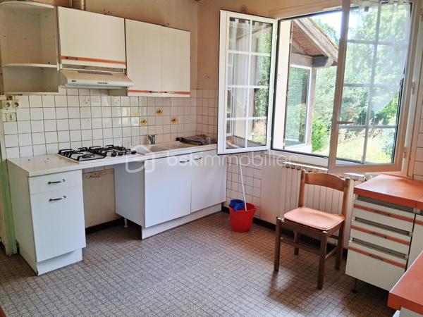 Située au cœur du village de Tombebœuf, cette maison de 150 m² habitables offre un beau potentiel pour les acquéreurs souhaitant personnaliser leur futur lieu de vie.

Elle comprend 4 chambres, dont une dans les combles aménagés, une véranda chauffée et isolée intégrée à la surface habitable, ainsi qu'une salle d’eau avec double vasque et 2 WC pour un meilleur confort au quotidien.

Une terrasse permet de profiter des extérieurs, avec un vaste terrain de 2 733 m² agrémenté de plusieurs arbres fruitiers, offrant un cadre verdoyant et de nombreuses possibilités d’aménagement.

La propriété dispose également de nombreux espaces annexes : garage d'environ 67 m², sous-sol de 26 m², deux dépendances de stockage et rangements sous la terrasse.

À proximité immédiate : école, pharmacie, médecin, tabac-presse, épicerie, boulangerie, poste, restaurant et golf de Tombebœuf.

Situation idéale :

Miramont-de-Guyenne : 13 km
Marmande : 26 km
Villeneuve-sur-Lot : 29 km

Les + :
✔ 150 m² habitables
✔ 4 chambres
✔ Salle d’eau double vasque + 2 WC
✔ Véranda chauffée et isolée
✔ Terrain de 2 733 m² avec arbres fruitiers
✔ Garage + dépendances + stockage
✔ Commodités accessibles à pied
✔ Golf à proximité
✔ Environnement calme
✔ Beau potentiel après rénovation

À découvrir sans tarder !
