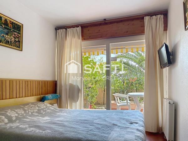 Coup de cœur à Port Fitou : découvrez ce charmant T2 meublé avec jardin, terrasse et vue sur le Canigou, dans un domaine sécurisé au bord de l’étang de Leucate.