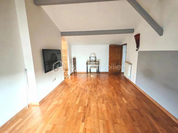 Découvrez cette charmante maison en pierre, située dans un quartier paisible de Viviers, tout en étant à quelques minutes à pied du centre-ville, de ses commerces et de ses services.
 Une école se trouve également à proximité immédiate, un vrai plus pour une vie de famille.

D’une surface d’environ 182 m², cette maison offre de beaux volumes et de nombreuses possibilités d’aménagement.

Rez-de-chaussée :
Un salon lumineux de plus de 32 m²
Une grande cuisine de près de 30 m²
Un cellier attenant, pratique pour le rangement
Un local technique (chauffage fioul)
WC indépendant

 1er étage :
Trois belles chambres
Une salle de bains
Un second WC, idéal pour le confort au quotidien

 2ème étage :
Un grand bureau
Une spacieuse suite parentale avec salle d’eau privative

Les + du bien :
Une grande mezzanine, parfaite pour un espace bureau, détente ou chambre supplémentaire
Maison en pierre avec beaucoup de cachet
Volumes généreux et nombreuses possibilités.

Extérieurs & annexes :
Une grande terrasse à l’avant, avec partie abritée
Un espace de stockage attenant
Possibilité de stationner un véhicule dans la cour

Confort :
Chauffage bois + fioul