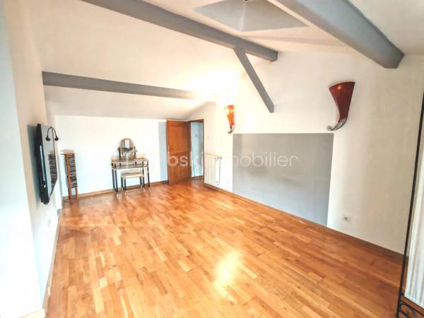 Découvrez cette charmante maison en pierre, située dans un quartier paisible de Viviers, tout en étant à quelques minutes à pied du centre-ville, de ses commerces et de ses services.
 Une école se trouve également à proximité immédiate, un vrai plus pour une vie de famille.

D’une surface d’environ 182 m², cette maison offre de beaux volumes et de nombreuses possibilités d’aménagement.

Rez-de-chaussée :
Un salon lumineux de plus de 32 m²
Une grande cuisine de près de 30 m²
Un cellier attenant, pratique pour le rangement
Un local technique (chauffage fioul)
WC indépendant

 1er étage :
Trois belles chambres
Une salle de bains
Un second WC, idéal pour le confort au quotidien

 2ème étage :
Un grand bureau
Une spacieuse suite parentale avec salle d’eau privative

Les + du bien :
Une grande mezzanine, parfaite pour un espace bureau, détente ou chambre supplémentaire
Maison en pierre avec beaucoup de cachet
Volumes généreux et nombreuses possibilités.

Extérieurs & annexes :
Une grande terrasse à l’avant, avec partie abritée
Un espace de stockage attenant
Possibilité de stationner un véhicule dans la cour

Confort :
Chauffage bois + fioul