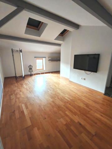 Découvrez cette charmante maison en pierre, située dans un quartier paisible de Viviers, tout en étant à quelques minutes à pied du centre-ville, de ses commerces et de ses services.
 Une école se trouve également à proximité immédiate, un vrai plus pour une vie de famille.

D’une surface d’environ 182 m², cette maison offre de beaux volumes et de nombreuses possibilités d’aménagement.

Rez-de-chaussée :
Un salon lumineux de plus de 32 m²
Une grande cuisine de près de 30 m²
Un cellier attenant, pratique pour le rangement
Un local technique (chauffage fioul)
WC indépendant

 1er étage :
Trois belles chambres
Une salle de bains
Un second WC, idéal pour le confort au quotidien

 2ème étage :
Un grand bureau
Une spacieuse suite parentale avec salle d’eau privative

Les + du bien :
Une grande mezzanine, parfaite pour un espace bureau, détente ou chambre supplémentaire
Maison en pierre avec beaucoup de cachet
Volumes généreux et nombreuses possibilités.

Extérieurs & annexes :
Une grande terrasse à l’avant, avec partie abritée
Un espace de stockage attenant
Possibilité de stationner un véhicule dans la cour

Confort :
Chauffage bois + fioul