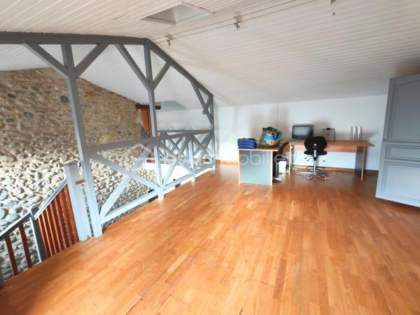 Découvrez cette charmante maison en pierre, située dans un quartier paisible de Viviers, tout en étant à quelques minutes à pied du centre-ville, de ses commerces et de ses services.
 Une école se trouve également à proximité immédiate, un vrai plus pour une vie de famille.

D’une surface d’environ 182 m², cette maison offre de beaux volumes et de nombreuses possibilités d’aménagement.

Rez-de-chaussée :
Un salon lumineux de plus de 32 m²
Une grande cuisine de près de 30 m²
Un cellier attenant, pratique pour le rangement
Un local technique (chauffage fioul)
WC indépendant

 1er étage :
Trois belles chambres
Une salle de bains
Un second WC, idéal pour le confort au quotidien

 2ème étage :
Un grand bureau
Une spacieuse suite parentale avec salle d’eau privative

Les + du bien :
Une grande mezzanine, parfaite pour un espace bureau, détente ou chambre supplémentaire
Maison en pierre avec beaucoup de cachet
Volumes généreux et nombreuses possibilités.

Extérieurs & annexes :
Une grande terrasse à l’avant, avec partie abritée
Un espace de stockage attenant
Possibilité de stationner un véhicule dans la cour

Confort :
Chauffage bois + fioul