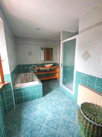 Découvrez cette charmante maison en pierre, située dans un quartier paisible de Viviers, tout en étant à quelques minutes à pied du centre-ville, de ses commerces et de ses services.
 Une école se trouve également à proximité immédiate, un vrai plus pour une vie de famille.

D’une surface d’environ 182 m², cette maison offre de beaux volumes et de nombreuses possibilités d’aménagement.

Rez-de-chaussée :
Un salon lumineux de plus de 32 m²
Une grande cuisine de près de 30 m²
Un cellier attenant, pratique pour le rangement
Un local technique (chauffage fioul)
WC indépendant

 1er étage :
Trois belles chambres
Une salle de bains
Un second WC, idéal pour le confort au quotidien

 2ème étage :
Un grand bureau
Une spacieuse suite parentale avec salle d’eau privative

Les + du bien :
Une grande mezzanine, parfaite pour un espace bureau, détente ou chambre supplémentaire
Maison en pierre avec beaucoup de cachet
Volumes généreux et nombreuses possibilités.

Extérieurs & annexes :
Une grande terrasse à l’avant, avec partie abritée
Un espace de stockage attenant
Possibilité de stationner un véhicule dans la cour

Confort :
Chauffage bois + fioul