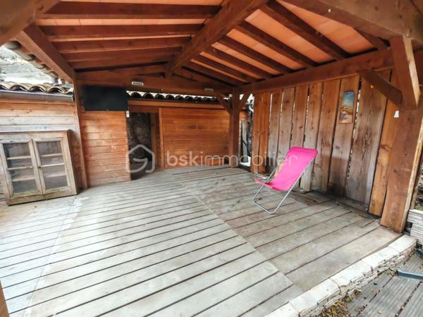 Découvrez cette charmante maison en pierre, située dans un quartier paisible de Viviers, tout en étant à quelques minutes à pied du centre-ville, de ses commerces et de ses services.
 Une école se trouve également à proximité immédiate, un vrai plus pour une vie de famille.

D’une surface d’environ 182 m², cette maison offre de beaux volumes et de nombreuses possibilités d’aménagement.

Rez-de-chaussée :
Un salon lumineux de plus de 32 m²
Une grande cuisine de près de 30 m²
Un cellier attenant, pratique pour le rangement
Un local technique (chauffage fioul)
WC indépendant

 1er étage :
Trois belles chambres
Une salle de bains
Un second WC, idéal pour le confort au quotidien

 2ème étage :
Un grand bureau
Une spacieuse suite parentale avec salle d’eau privative

Les + du bien :
Une grande mezzanine, parfaite pour un espace bureau, détente ou chambre supplémentaire
Maison en pierre avec beaucoup de cachet
Volumes généreux et nombreuses possibilités.

Extérieurs & annexes :
Une grande terrasse à l’avant, avec partie abritée
Un espace de stockage attenant
Possibilité de stationner un véhicule dans la cour

Confort :
Chauffage bois + fioul