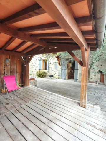 Découvrez cette charmante maison en pierre, située dans un quartier paisible de Viviers, tout en étant à quelques minutes à pied du centre-ville, de ses commerces et de ses services.
 Une école se trouve également à proximité immédiate, un vrai plus pour une vie de famille.

D’une surface d’environ 182 m², cette maison offre de beaux volumes et de nombreuses possibilités d’aménagement.

Rez-de-chaussée :
Un salon lumineux de plus de 32 m²
Une grande cuisine de près de 30 m²
Un cellier attenant, pratique pour le rangement
Un local technique (chauffage fioul)
WC indépendant

 1er étage :
Trois belles chambres
Une salle de bains
Un second WC, idéal pour le confort au quotidien

 2ème étage :
Un grand bureau
Une spacieuse suite parentale avec salle d’eau privative

Les + du bien :
Une grande mezzanine, parfaite pour un espace bureau, détente ou chambre supplémentaire
Maison en pierre avec beaucoup de cachet
Volumes généreux et nombreuses possibilités.

Extérieurs & annexes :
Une grande terrasse à l’avant, avec partie abritée
Un espace de stockage attenant
Possibilité de stationner un véhicule dans la cour

Confort :
Chauffage bois + fioul