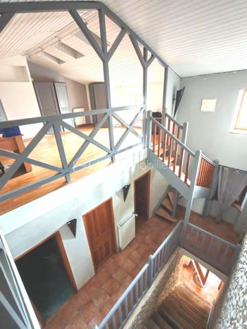 Découvrez cette charmante maison en pierre, située dans un quartier paisible de Viviers, tout en étant à quelques minutes à pied du centre-ville, de ses commerces et de ses services.
 Une école se trouve également à proximité immédiate, un vrai plus pour une vie de famille.

D’une surface d’environ 182 m², cette maison offre de beaux volumes et de nombreuses possibilités d’aménagement.

Rez-de-chaussée :
Un salon lumineux de plus de 32 m²
Une grande cuisine de près de 30 m²
Un cellier attenant, pratique pour le rangement
Un local technique (chauffage fioul)
WC indépendant

 1er étage :
Trois belles chambres
Une salle de bains
Un second WC, idéal pour le confort au quotidien

 2ème étage :
Un grand bureau
Une spacieuse suite parentale avec salle d’eau privative

Les + du bien :
Une grande mezzanine, parfaite pour un espace bureau, détente ou chambre supplémentaire
Maison en pierre avec beaucoup de cachet
Volumes généreux et nombreuses possibilités.

Extérieurs & annexes :
Une grande terrasse à l’avant, avec partie abritée
Un espace de stockage attenant
Possibilité de stationner un véhicule dans la cour

Confort :
Chauffage bois + fioul