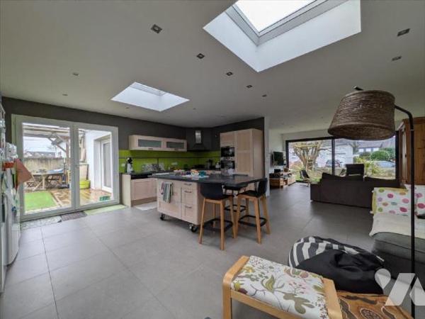 Guidel, au calme, avec à proximité immédiate commerces et centre ville. Cette charmante maison ...