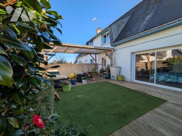 Guidel, au calme, avec à proximité immédiate commerces et centre ville. Cette charmante maison ...