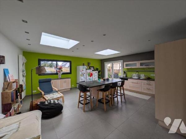 Guidel, au calme, avec à proximité immédiate commerces et centre ville. Cette charmante maison ...