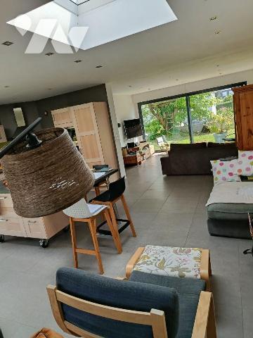 Guidel, au calme, avec à proximité immédiate commerces et centre ville. Cette charmante maison ...