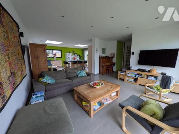 Guidel, au calme, avec à proximité immédiate commerces et centre ville. Cette charmante maison ...