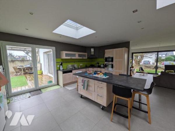 Guidel, au calme, avec à proximité immédiate commerces et centre ville. Cette charmante maison ...