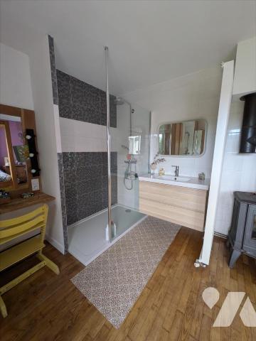 Guidel, au calme, avec à proximité immédiate commerces et centre ville. Cette charmante maison ...