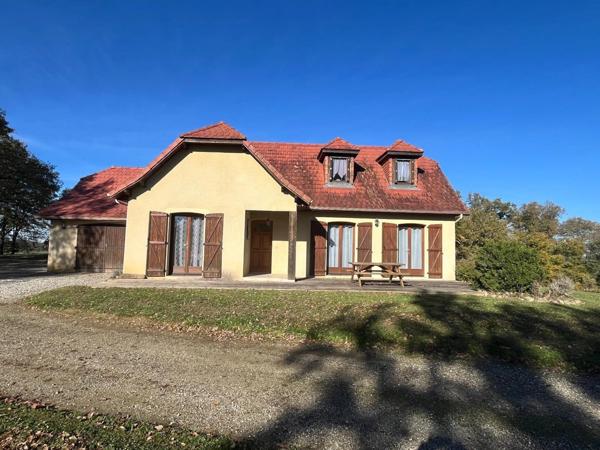 MARCIAC (32) proche, MAISON DE CHARME construite en 1980, dominante, 130m2 habitables, un peu cachée, vue , 4 chambres, grand sejour, 3700m2 terrain arboré de chênes