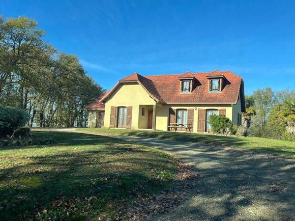 MARCIAC (32) proche, MAISON DE CHARME construite en 1980, dominante, 130m2 habitables, un peu cachée, vue , 4 chambres, grand sejour, 3700m2 terrain arboré de chênes