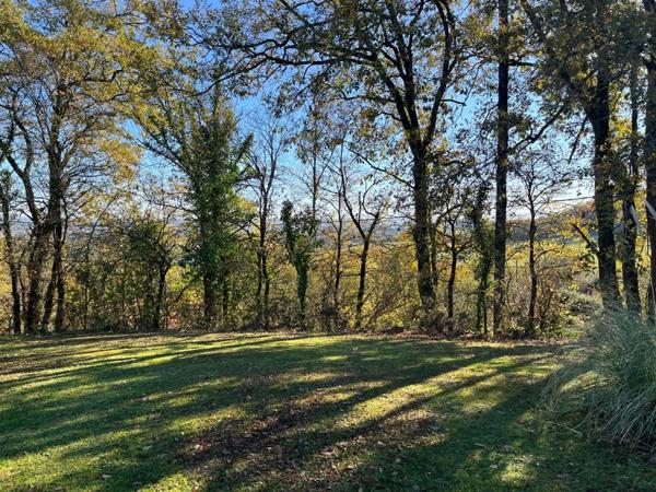 MARCIAC (32) proche, MAISON DE CHARME construite en 1980, dominante, 130m2 habitables, un peu cachée, vue , 4 chambres, grand sejour, 3700m2 terrain arboré de chênes