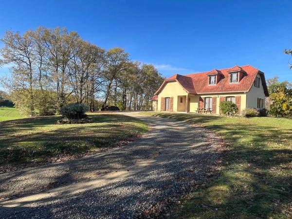 MARCIAC (32) proche, MAISON DE CHARME construite en 1980, dominante, 130m2 habitables, un peu cachée, vue , 4 chambres, grand sejour, 3700m2 terrain arboré de chênes