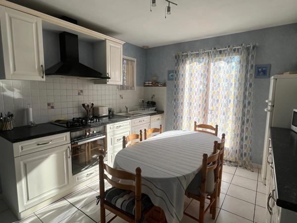 MARCIAC (32) proche, MAISON DE CHARME construite en 1980, dominante, 130m2 habitables, un peu cachée, vue , 4 chambres, grand sejour, 3700m2 terrain arboré de chênes