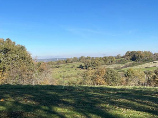 MARCIAC (32) proche, MAISON DE CHARME construite en 1980, dominante, 130m2 habitables, un peu cachée, vue , 4 chambres, grand sejour, 3700m2 terrain arboré de chênes