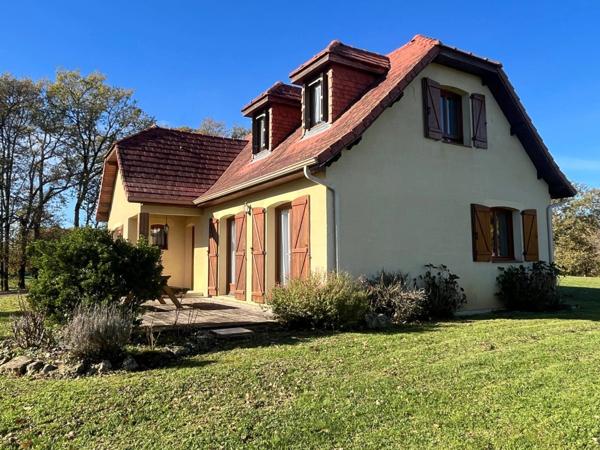MARCIAC (32) proche, MAISON DE CHARME construite en 1980, dominante, 130m2 habitables, un peu cachée, vue , 4 chambres, grand sejour, 3700m2 terrain arboré de chênes