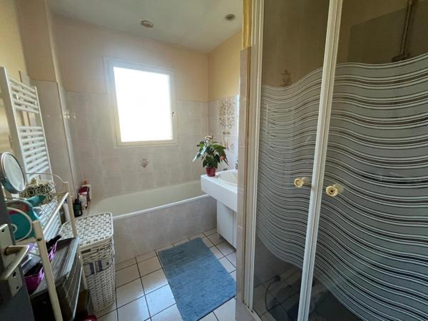 MARCIAC (32) proche, MAISON DE CHARME construite en 1980, dominante, 130m2 habitables, un peu cachée, vue , 4 chambres, grand sejour, 3700m2 terrain arboré de chênes