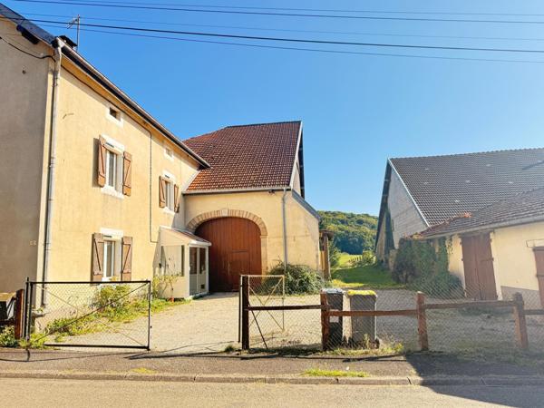 Maison ancienne de 150 m2, 5 ch, dépendance, terrain de 3874 m2.