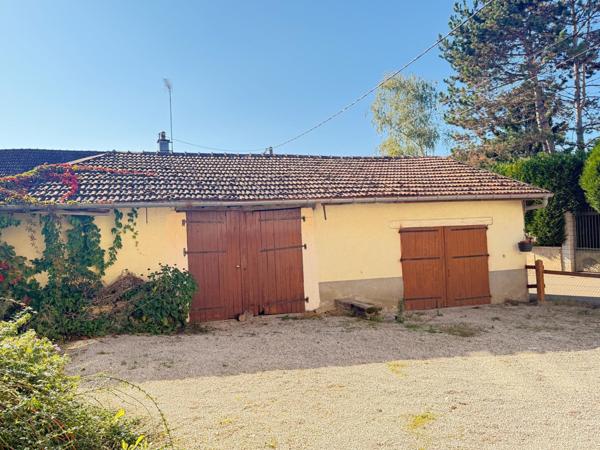 Maison ancienne de 150 m2, 5 ch, dépendance, terrain de 3874 m2.