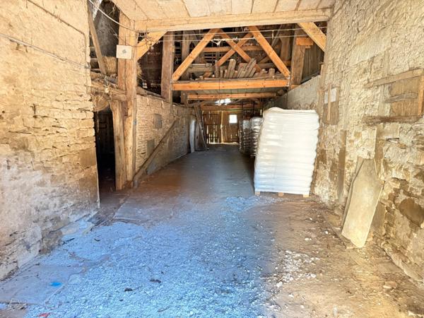 Maison ancienne de 150 m2, 5 ch, dépendance, terrain de 3874 m2.