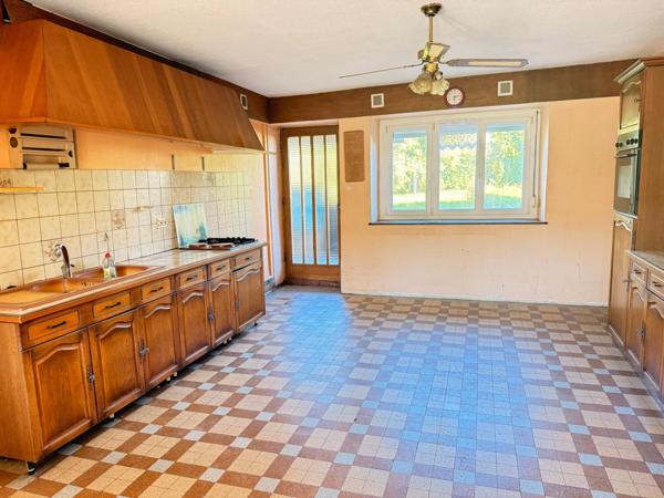 Maison ancienne de 150 m2, 5 ch, dépendance, terrain de 3874 m2.