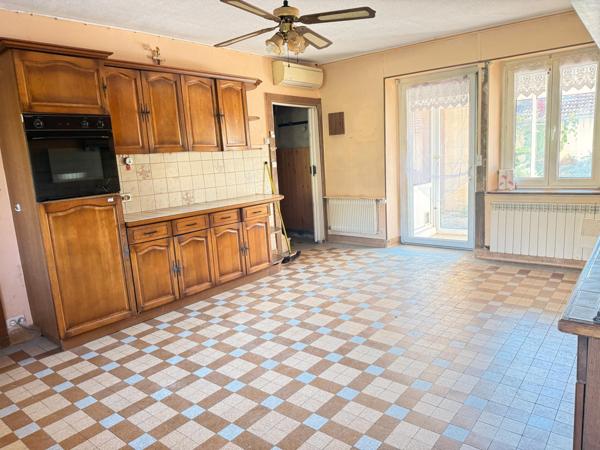 Maison ancienne de 150 m2, 5 ch, dépendance, terrain de 3874 m2.