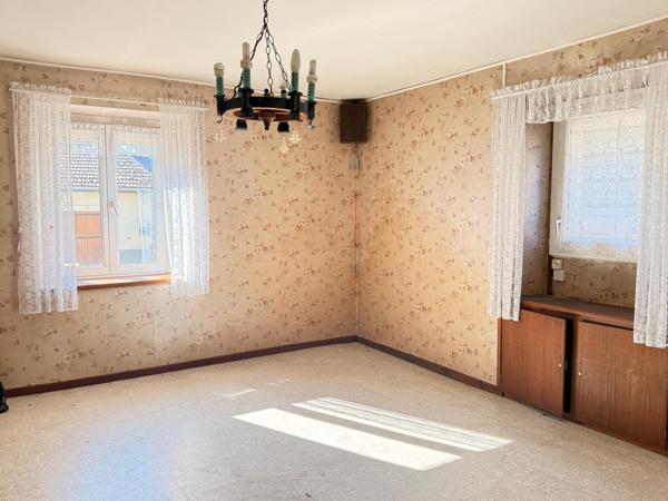 Maison ancienne de 150 m2, 5 ch, dépendance, terrain de 3874 m2.