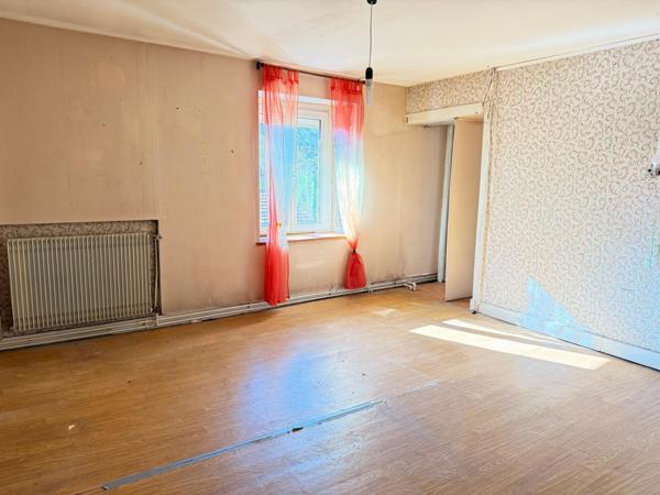 Maison ancienne de 150 m2, 5 ch, dépendance, terrain de 3874 m2.