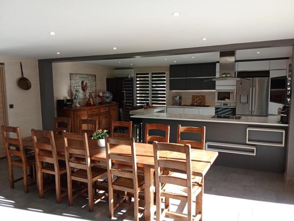 Superbe villa de 197.45 m² répartie sur deux étages, comportant cinq suites.