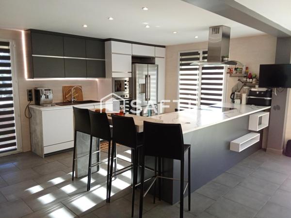 Superbe villa de 197.45 m² répartie sur deux étages, comportant cinq suites.