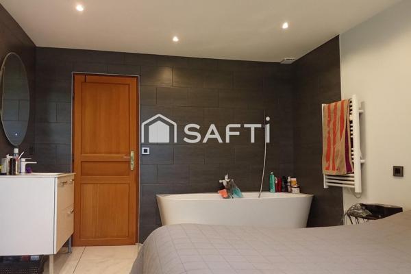 Superbe villa de 197.45 m² répartie sur deux étages, comportant cinq suites.