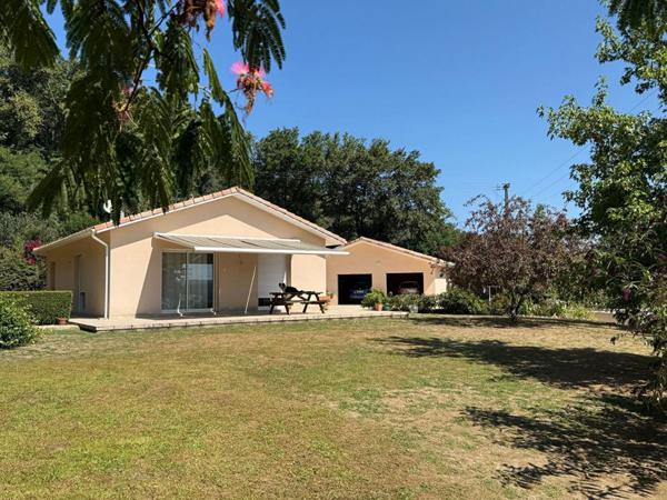 Maison contemporaine avec terrain et double garage!