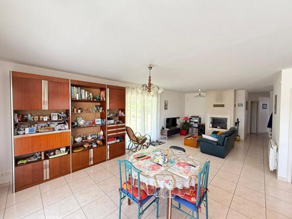 Maison contemporaine avec terrain et double garage!