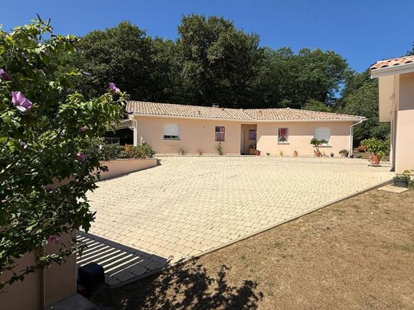 Maison contemporaine avec terrain et double garage!