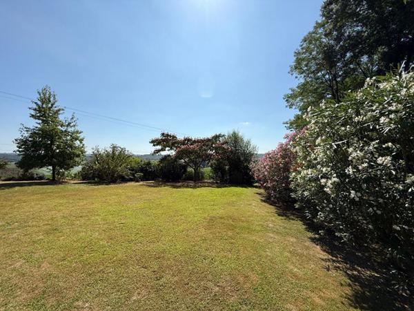 Maison contemporaine avec terrain et double garage!