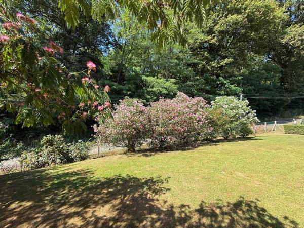 Maison contemporaine avec terrain et double garage!