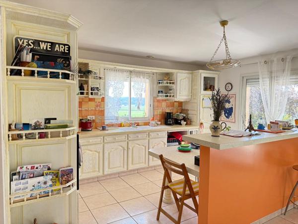 Maison contemporaine avec terrain et double garage!