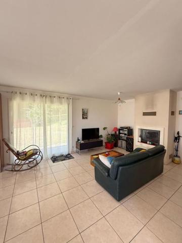 Maison contemporaine avec terrain et double garage!