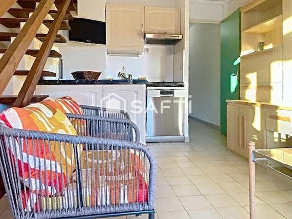 Duplex T2/T3 meublé en dernier étage avec parking.