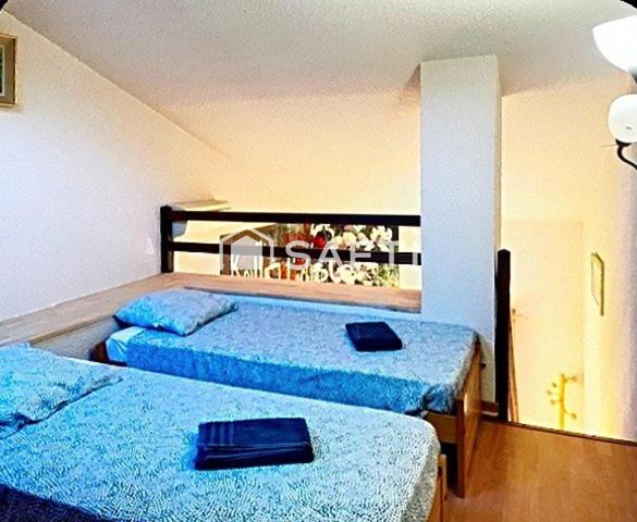 Duplex T2/T3 meublé en dernier étage avec parking.