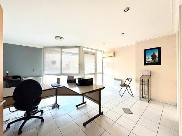 Local commercial ayant pignon sur rue sur l'axe menant à Bourg en Bresse