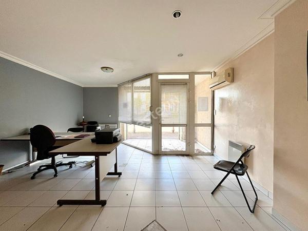 Local commercial ayant pignon sur rue sur l'axe menant à Bourg en Bresse