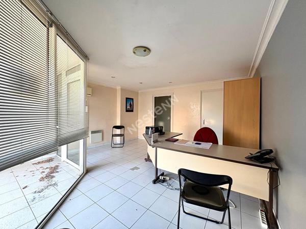 Local commercial ayant pignon sur rue sur l'axe menant à Bourg en Bresse